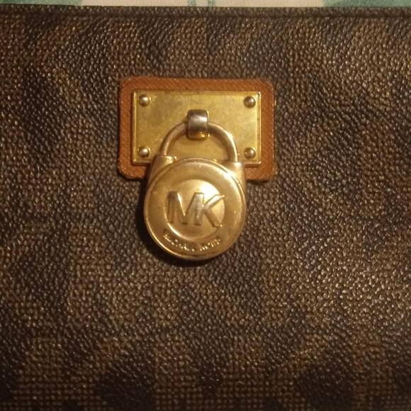 Michael Kors zippered ladies wallet - Picture 7 of 7